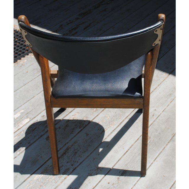 Mid Century Modern Willkie Folding Accent Chair - Black Vinyl - Oak For Sale - Image 4 of 10