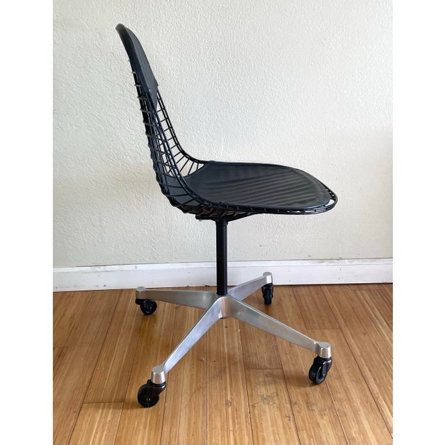 Amazing PKCC wire task chair by Charles and Ray Eames for Herman Miller, USA. The chair features original black bikini...