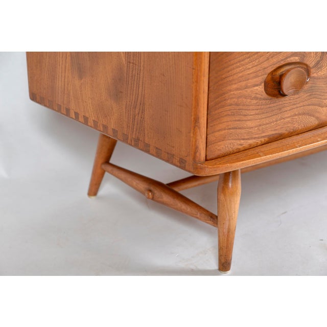 Mid-Century Modern Windsor Sideboard in Elm and Beech by Lucian Ercolani for Ercol, 1955 For Sale - Image 13 of 18