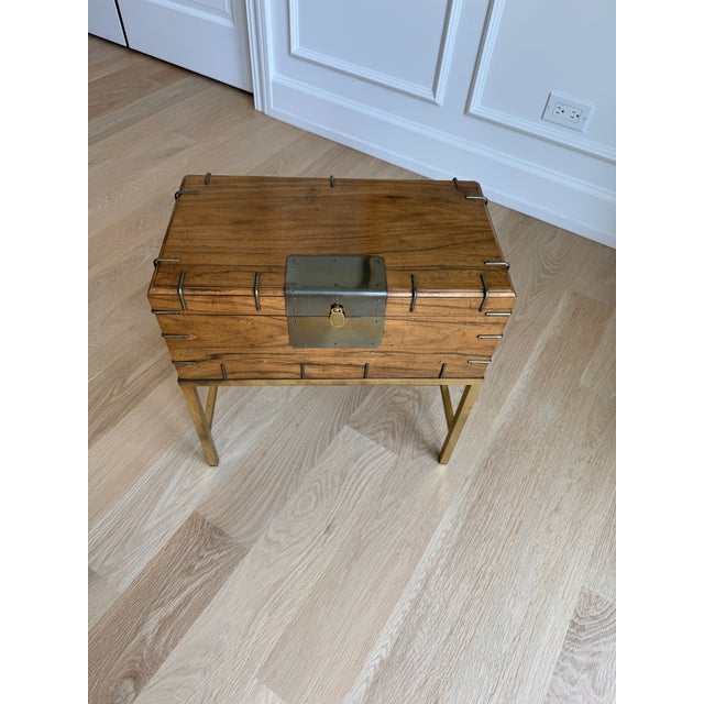 Chestnut 1970s Baker Furniture Cherry Campaign Storage Chest on Integrated Brass Stand | Hollywood Regency Accent Cabinet / Side Table For Sale - Image 8 of 12
