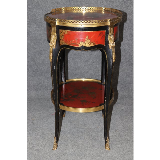 French French Louis XV Bronze Mounted Red and Black Lacquer Chinoiserie End Table Stand For Sale - Image 3 of 12