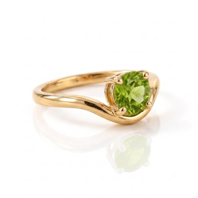 Contemporary Curved Peridot Solitaire Ring • Minimalist v-Band Promise Ring • August Birthstone Ring Us 7 For Sale - Image 3 of 3