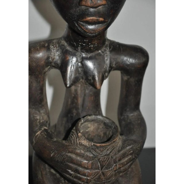 1950s Congolese Carved Wood Luba Shankadi Cup Bearer For Sale - Image 5 of 12