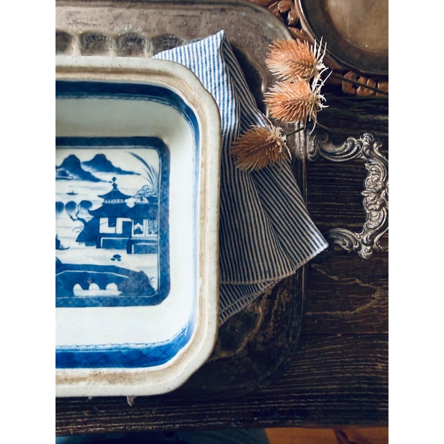 Antique Chinese Blue & White Export Porcelain Serving Dish | Pagoda Landscape 19th Century For Sale - Image 4 of 12