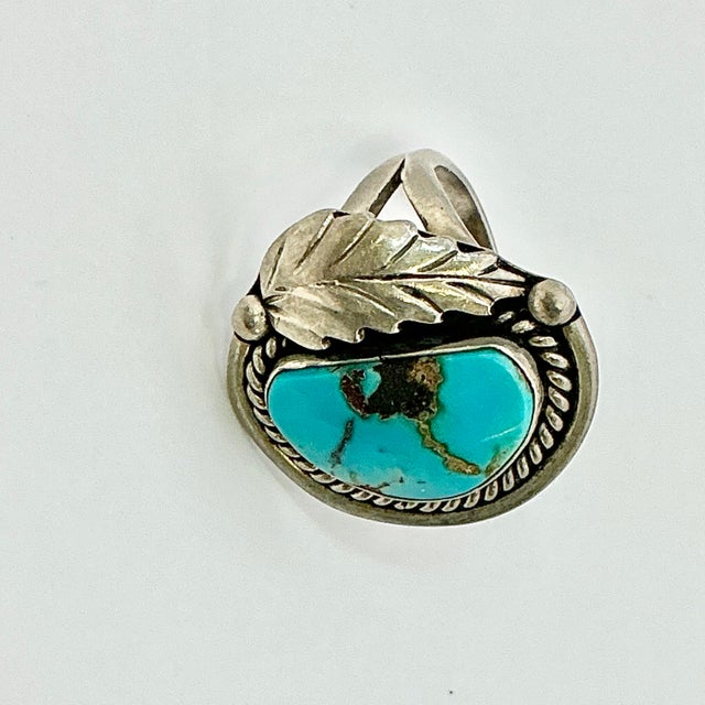 Turquoise 1970s Vintage Southwestern Navajo Boho Chic Sterling Leaf & Turquoise Ring, Size 7.25. For Sale - Image 8 of 10