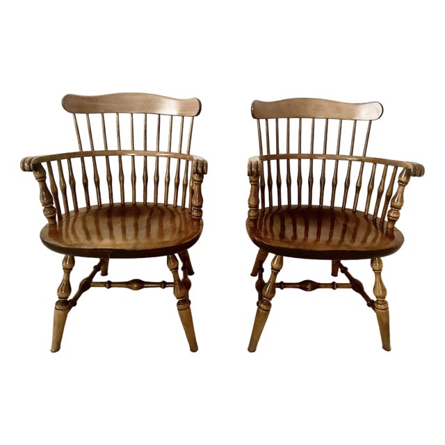 Vintagte Exquisite Nichols & Stone Pair of Windsor Comb Back Captains Armchairs Excellent Condition For Sale