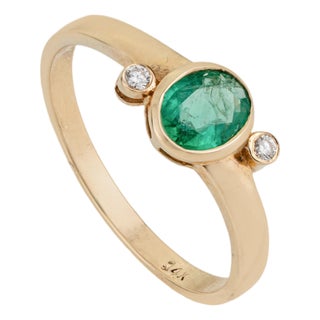 14k Yellow Gold Oval Natural Emerald & Diamond Bezel-Set Ring Size 5.5 for Women For Sale