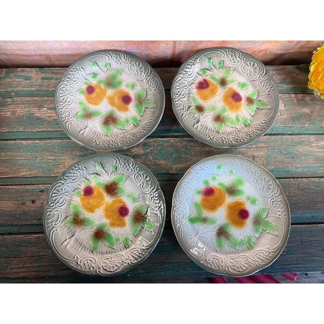 Enhance your table or your decoration with this set of 4 antique slip plates, typical of the end of the 19th / beginning...