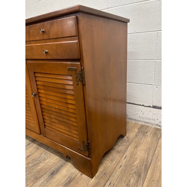 Late 20th Century Vintage Ethan Allen Baumritter Heirloom Nutmeg Maple Console Sideboard Credenza For Sale - Image 5 of 13
