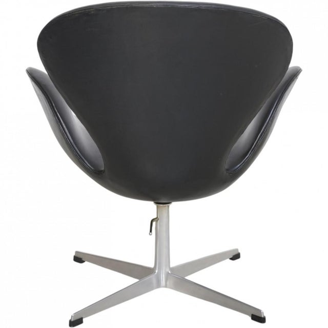 Vintage Swan Chair in Black Leather by Arne Jacobsen, 1964 For Sale - Image 13 of 18