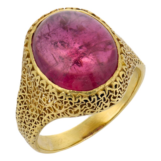 1940s Retro 9.00 Carat Pink Tourmaline 18k Yellow Gold Ring, Size 8.25 For Sale