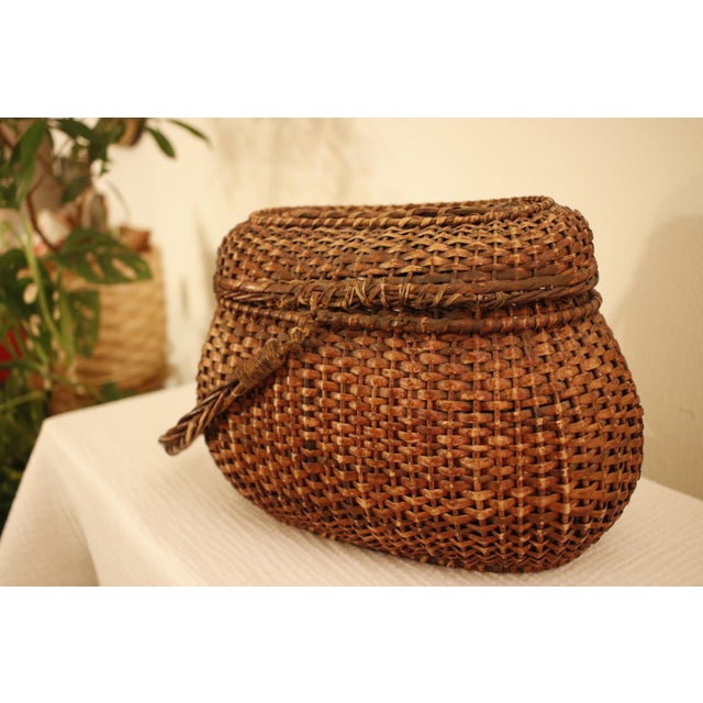 Early 20th Century Antique Amish Kavli Hand-Woven Wicker Lidded Storage Basket For Sale - Image 14 of 16