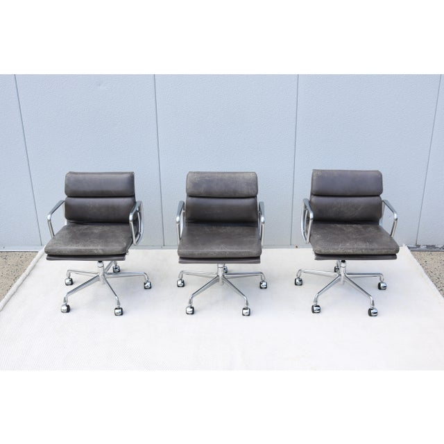 Mid-Century Distressed Gray Leather Eames Soft Pad Management Chair by Herman Miller For Sale In New York - Image 6 of 18
