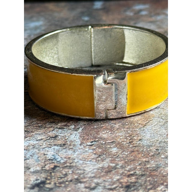 2000 - 2009 Vintage Lemon Yellow Enameled Metal Hinged Bangle Bracelet For Sale - Image 5 of 10
