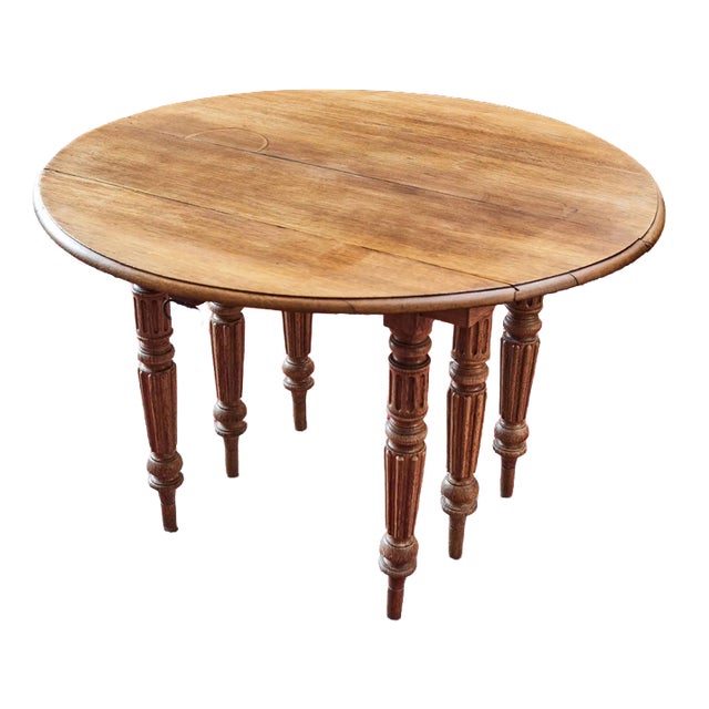 Extendable Table in Oak with Gate Legs For Sale