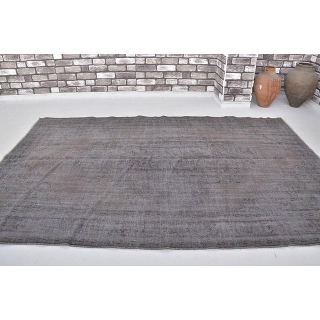 1960s Vintage Distressed Turkish Oushak Rug in Muted Charcoal Gray & Taupe For Sale - Image 5 of 10