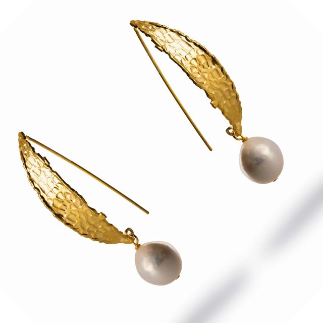Chunky Gold Hook Baroque Pearl Drop Earrings, A Pair For Sale In Miami - Image 6 of 8