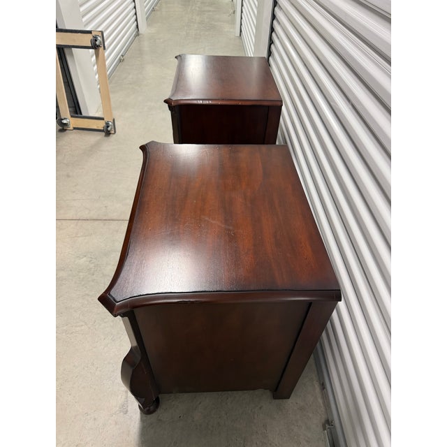 French 1990s Ralph Lauren Italian Louis XV Mahogany Bombay Form Bedside Chests, Pair For Sale - Image 3 of 6