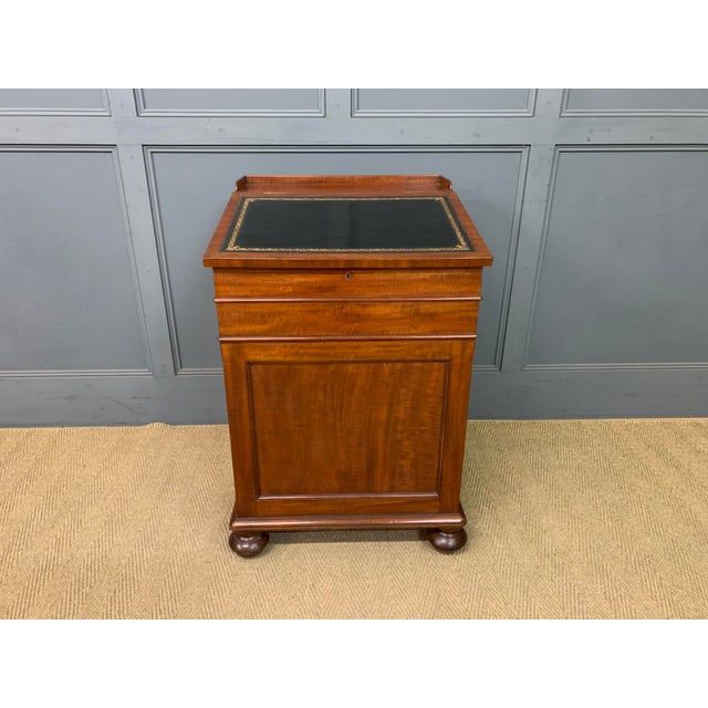 A superb quality early Victorian period mahogany Davenport by Gillows of Lancaster (not stamped). Of fine construction in...