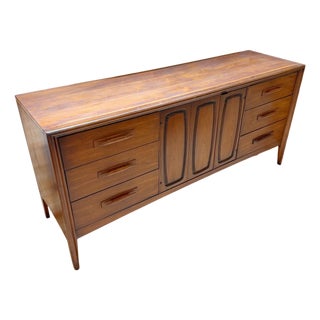 1960s Mid-Century Modern Nine-Drawer Walnut Dresser For Sale