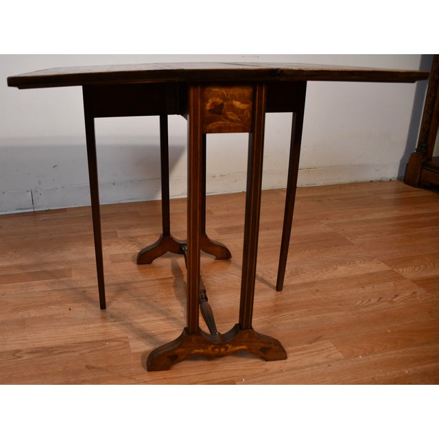 1900 - 1909 1900s Antique English Mahogany Dutch Marquetry Pembroke Drop Leaf Side End Table For Sale - Image 5 of 14