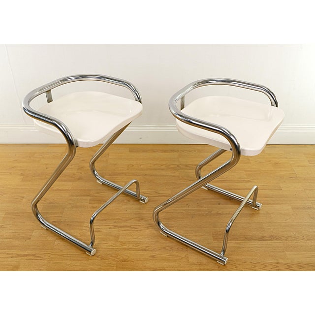 Vintage Bauhaus style bar stools by Lindau & Lindecrantz for Lammhults in very good vintage condition. Original seats in...