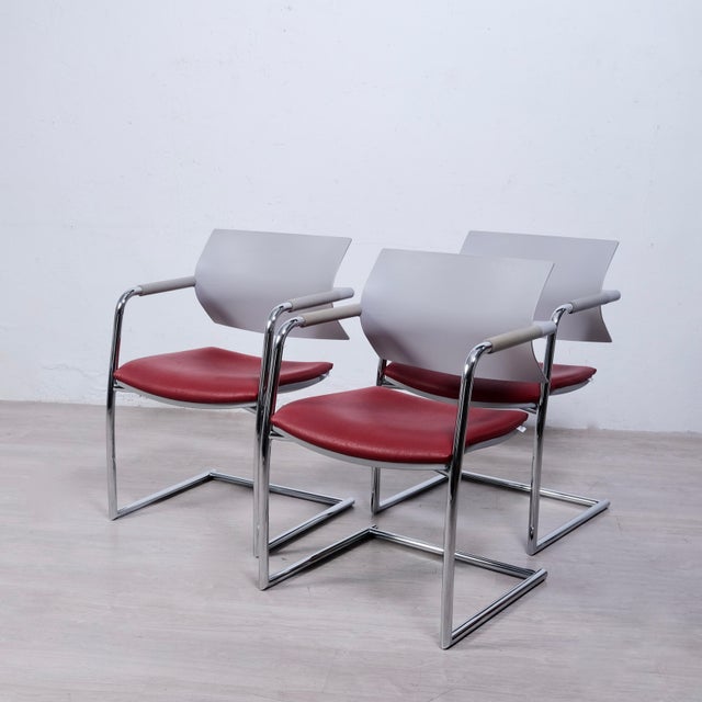 Modern cut, cutting-edge design. Aire Jr is the seat that tells of the pleasure of waiting, showcasing innate class and...