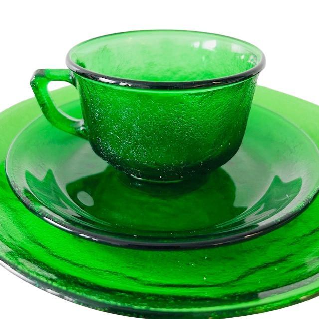 Vintage Sierra Breakfast Service in Green Glass from Arcoroc, 1960s, Set of 12 For Sale - Image 6 of 10