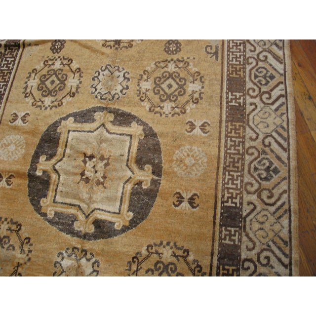 1920s Tan Camel Medallion Antique Central Asian Chinese Khotan Rug 4'8" X 7'7" Wool Handknotted Carpet For Sale - Image 4 of 5