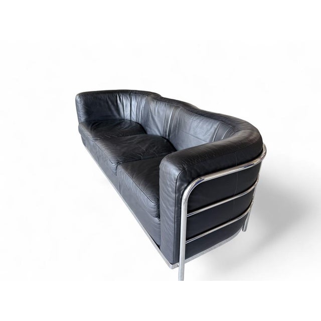 The Zanotta Onda 3-seater sofa is a striking example of sophisticated Italian design. with its distinctive curved...