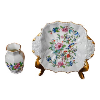1970s Aynsley Pembroke Chinoiserie Dish and Bud Vase Set – Floral Porcelain Dresser Decor For Sale