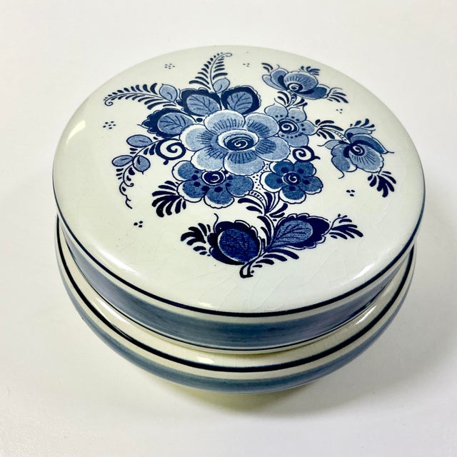 1940s 1940s Vintage Hollywood Regency Boho Chic Delft Hand Painted Covered Trinket Box For Sale - Image 5 of 13