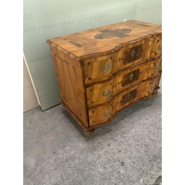 Very elegant chest of drawers in light walnut, with beautiful inlays in dark walnut root veneer, edged with ash fretwork,...