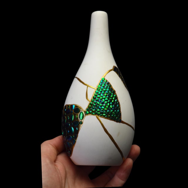 For this matte white porcelain vase which was accidentally broken, I decided to use in addition to 24-carat gold kintsugi...