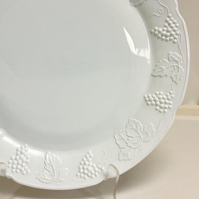 Indiana Glass Company 1970s Vintage Americana Arts & Crafts Indiana Glass Grape Cluster Milk Glass Round Platter For Sale - Image 4 of 8
