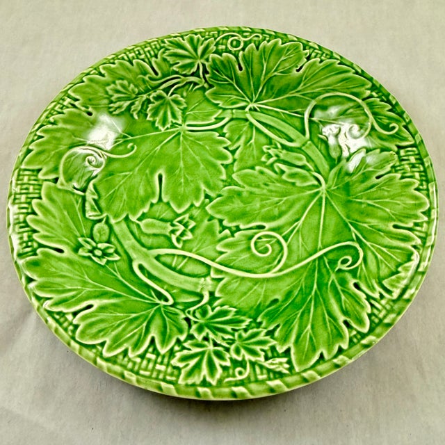 Bordallo Pinheiro 1980s Bordallo Pinheiro Green Grape Vine & Basket Weave Green Plate For Sale - Image 4 of 9