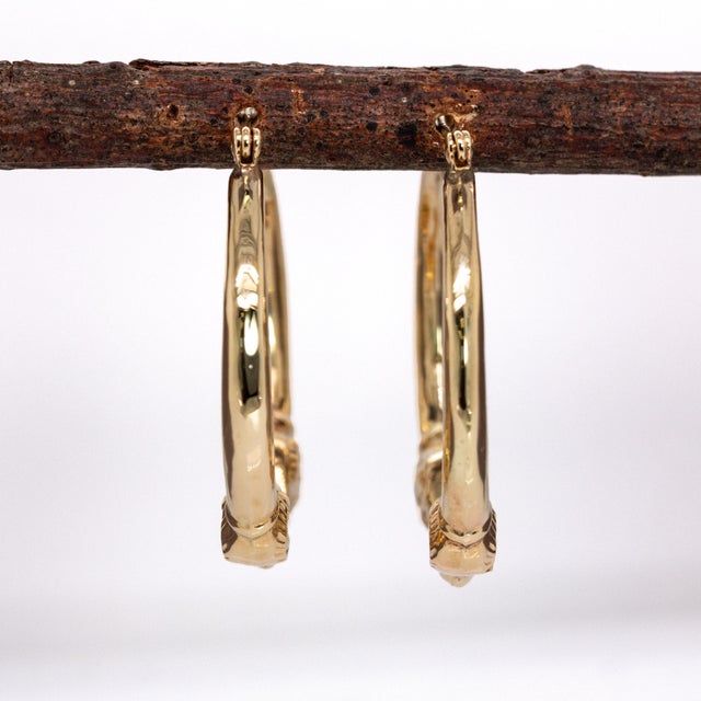 Metal Animal Inspired Estate Hoop Earrings in 14k Solid Gold| Latch Back Closure, 31mm For Sale - Image 7 of 7