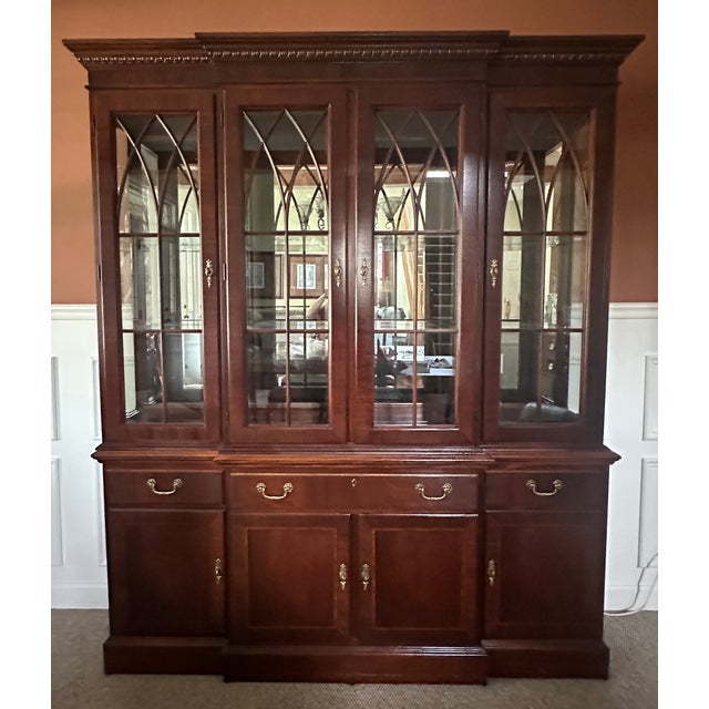 Vintage Ethan Allen China Cabinet! Made of mahogany and beautiful craftsmanship and quality! Like brand new!!