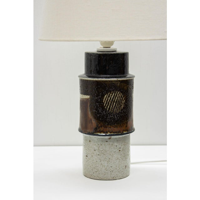 Stoneware table lamp designed by Inger Persson, manufactured by Rörtsrand in Sweden during the 1960s. Made from chamotte...