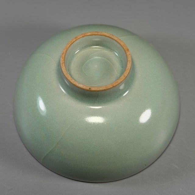 China Vintage‑Style Light Green Crackle‑Glaze Celadon Tea Bowl For Sale - Image 6 of 6