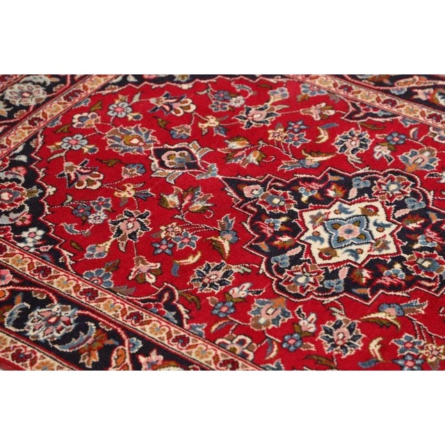 Textile Kashan Rug in Hand-Knotted Wool For Sale - Image 7 of 11