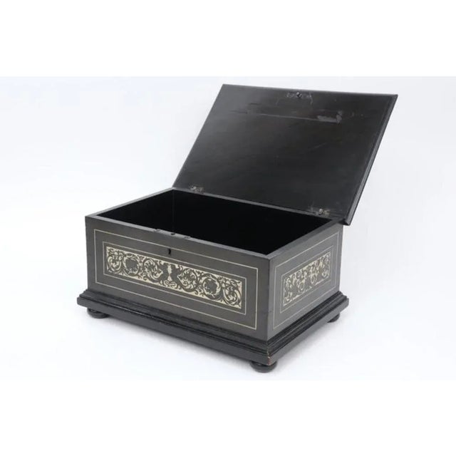 Italian 19th century chest. in ebonised wood with an inlaid decor. Measures: 19 x 36.5 x 25.5 cm. Good condition. This...