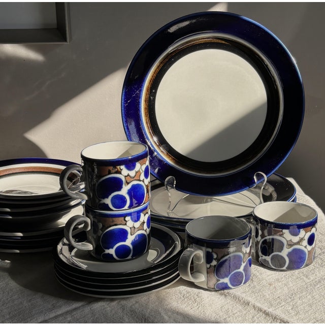 1970s Anja Jaatinen-Winquist for Arabia Finland Saara 20-Piece Dinnerware Set For Sale - Image 5 of 11