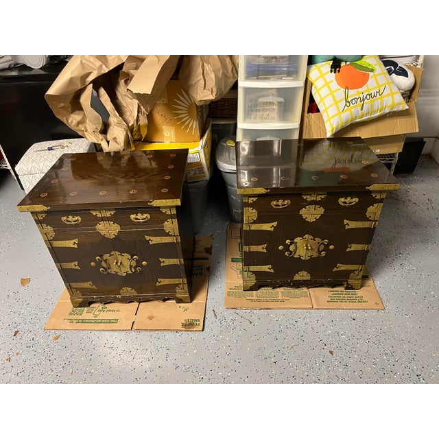 Chinoiserie Pair of Vintage Korean Brass-Mounted Elm Wood Tansu Nightstands / Side Tables / Cabinets For Sale - Image 3 of 10