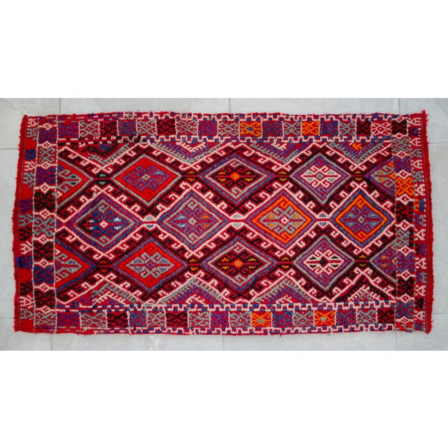 Offered is a hand-woven and braided small Turkish rug. Dimension: 20 x 37.8 inches Material : Wool on cotton. Origin:...