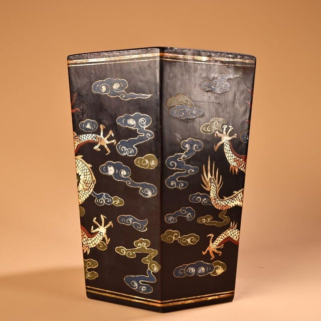 Vintage Hand-Painted Gilt Black Lacquer Hexagonal Brush Pot With Dragon Motif For Sale - Image 4 of 9