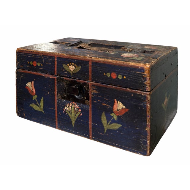Antique Pennsylvania Dutch Folk Art Box.