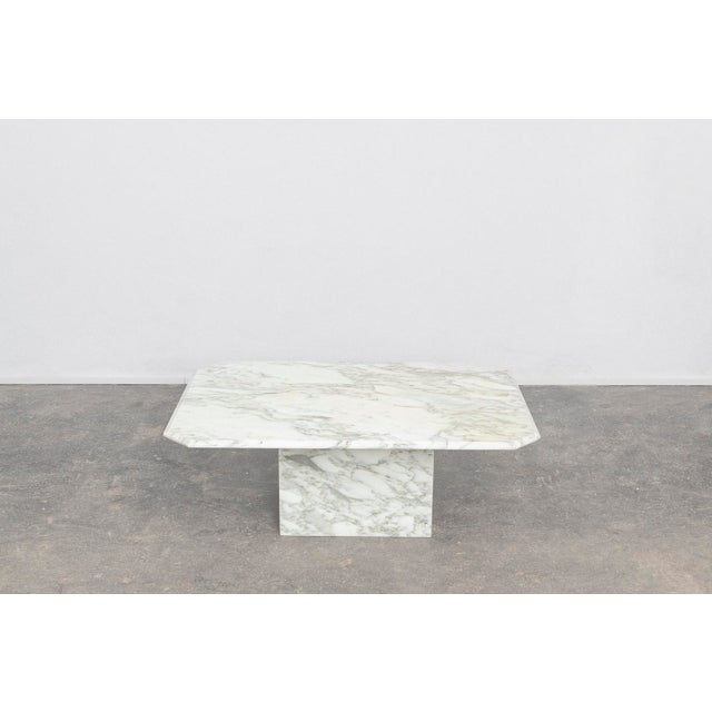 Coffee Table in White Marble, in Very Good conditions. Designed 1980 to 1989