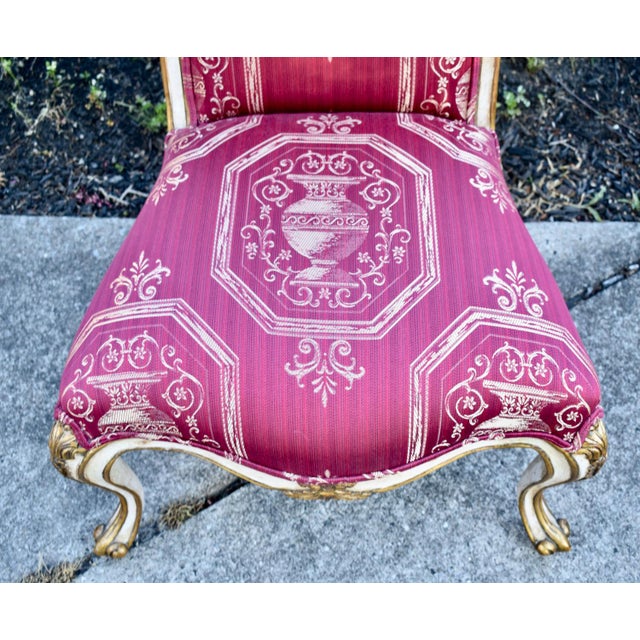1970s French Rococo Boudoir Side Chair Red Gold Giltwood Cabriole Leg Medallion Urn For Sale - Image 5 of 16