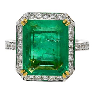 8 carat Colombian Emerald in 18K White Gold Diamond Halo Ring, Size 7 For Sale